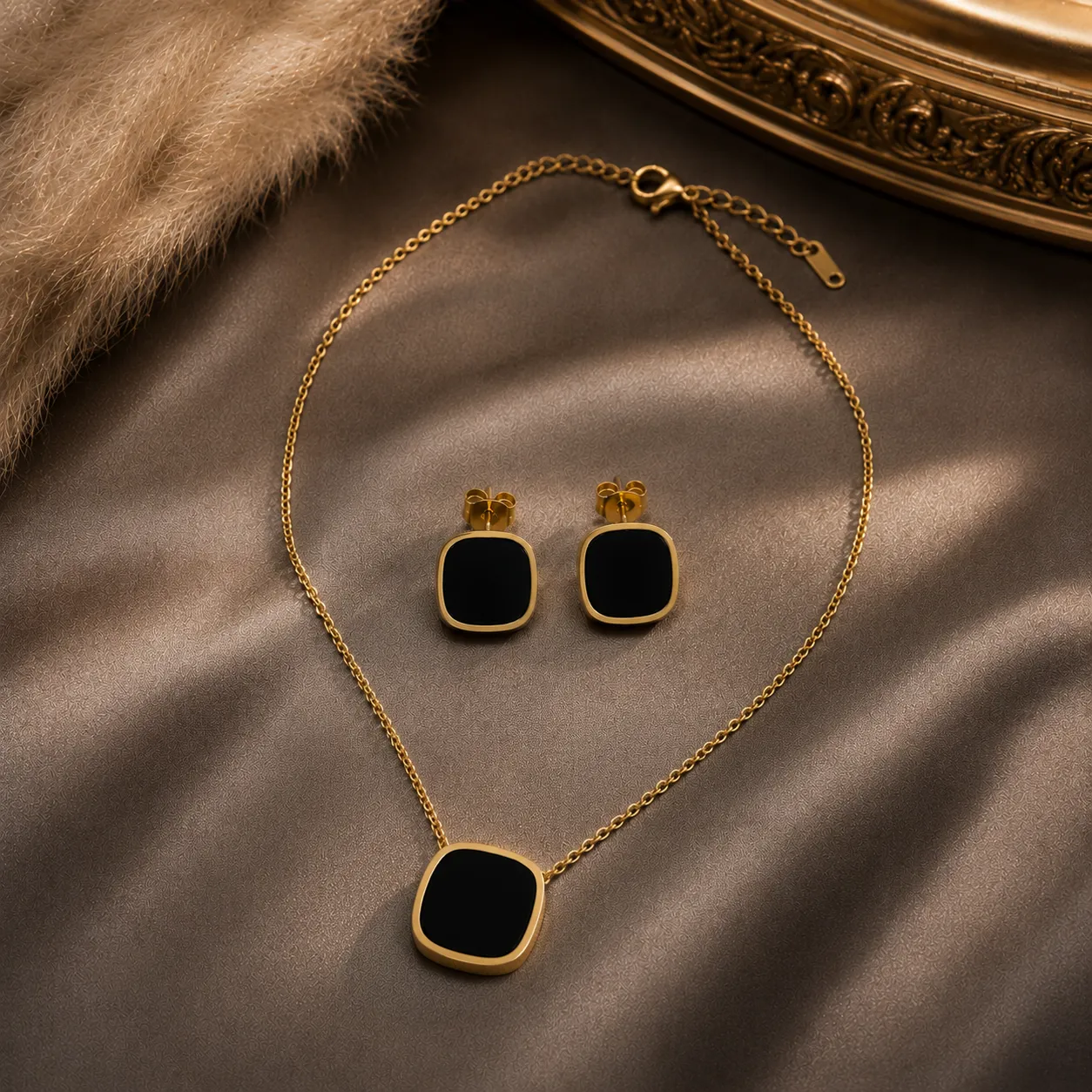Noir Élan Pendant Necklace Set