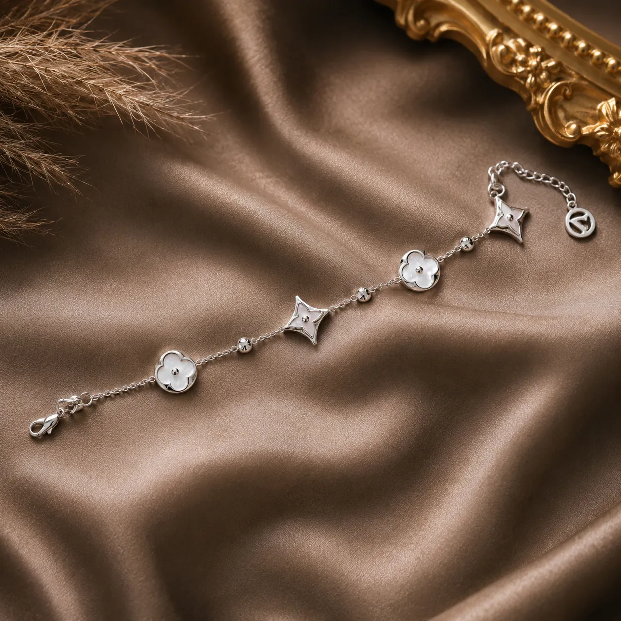 Lumière Pearl Clover Bracelet image 2