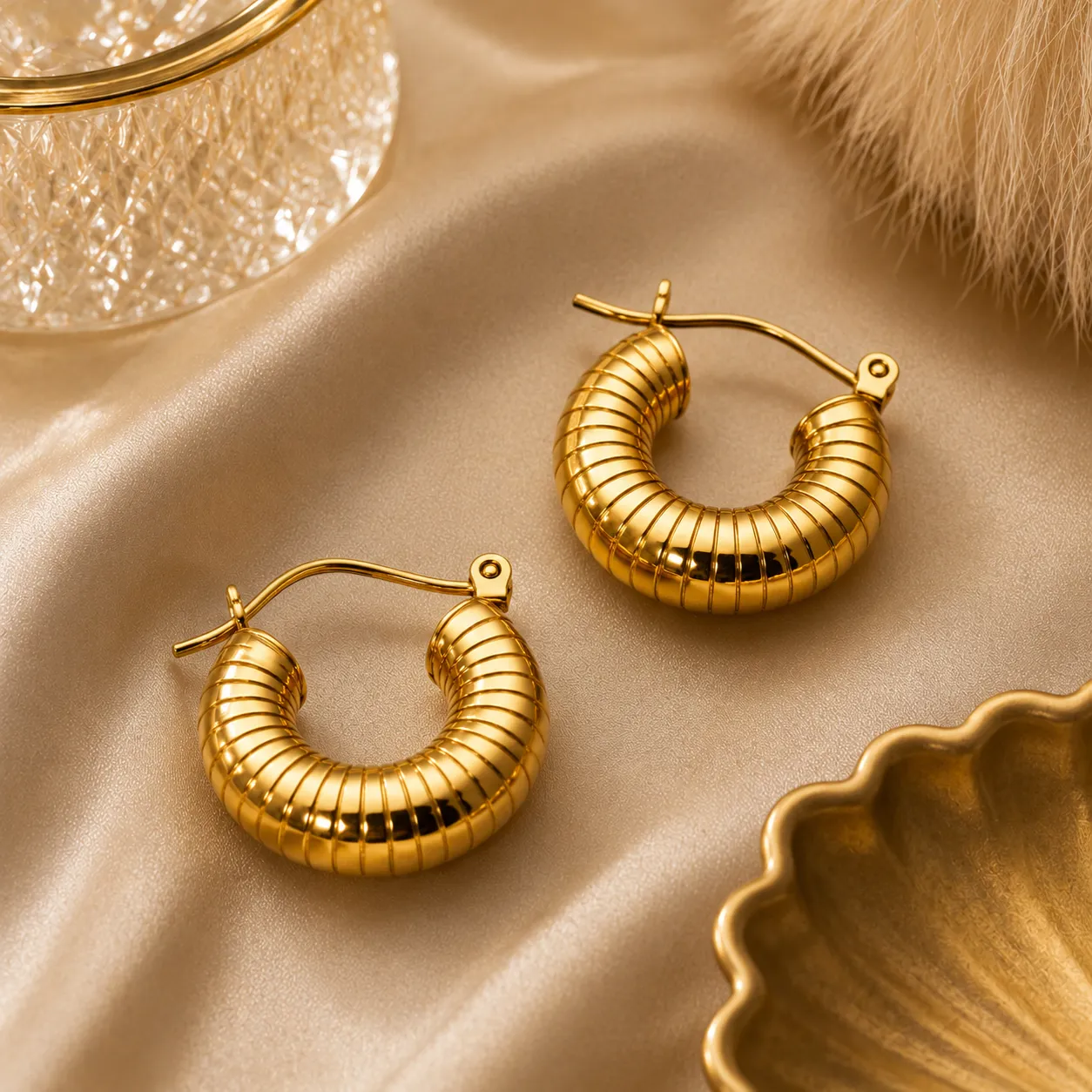 Solenne Ribbed Gold Hoops