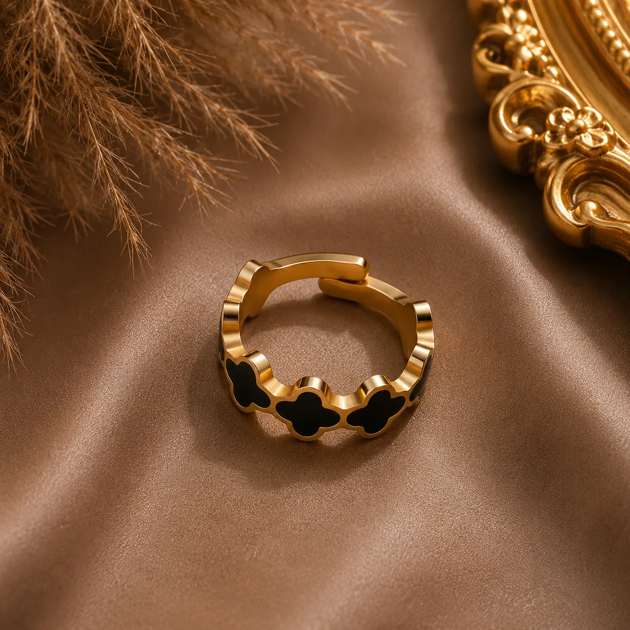 Noir Clover Open Ring