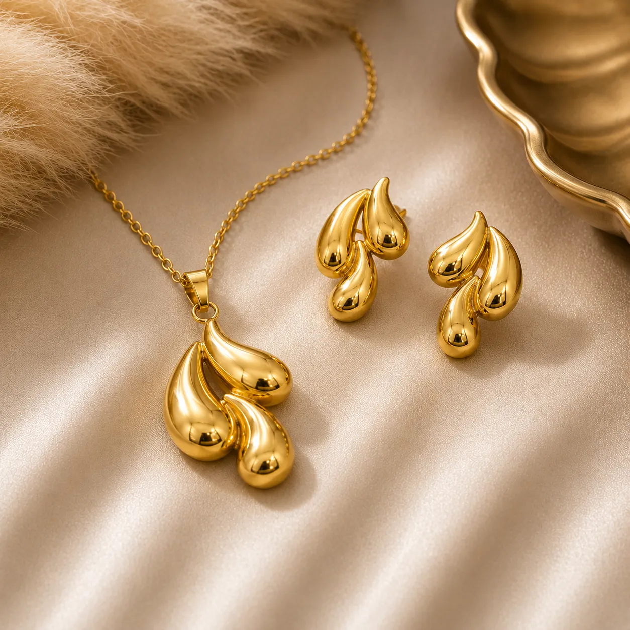 Soleia Sculpted Drop Jewellery Set image 2