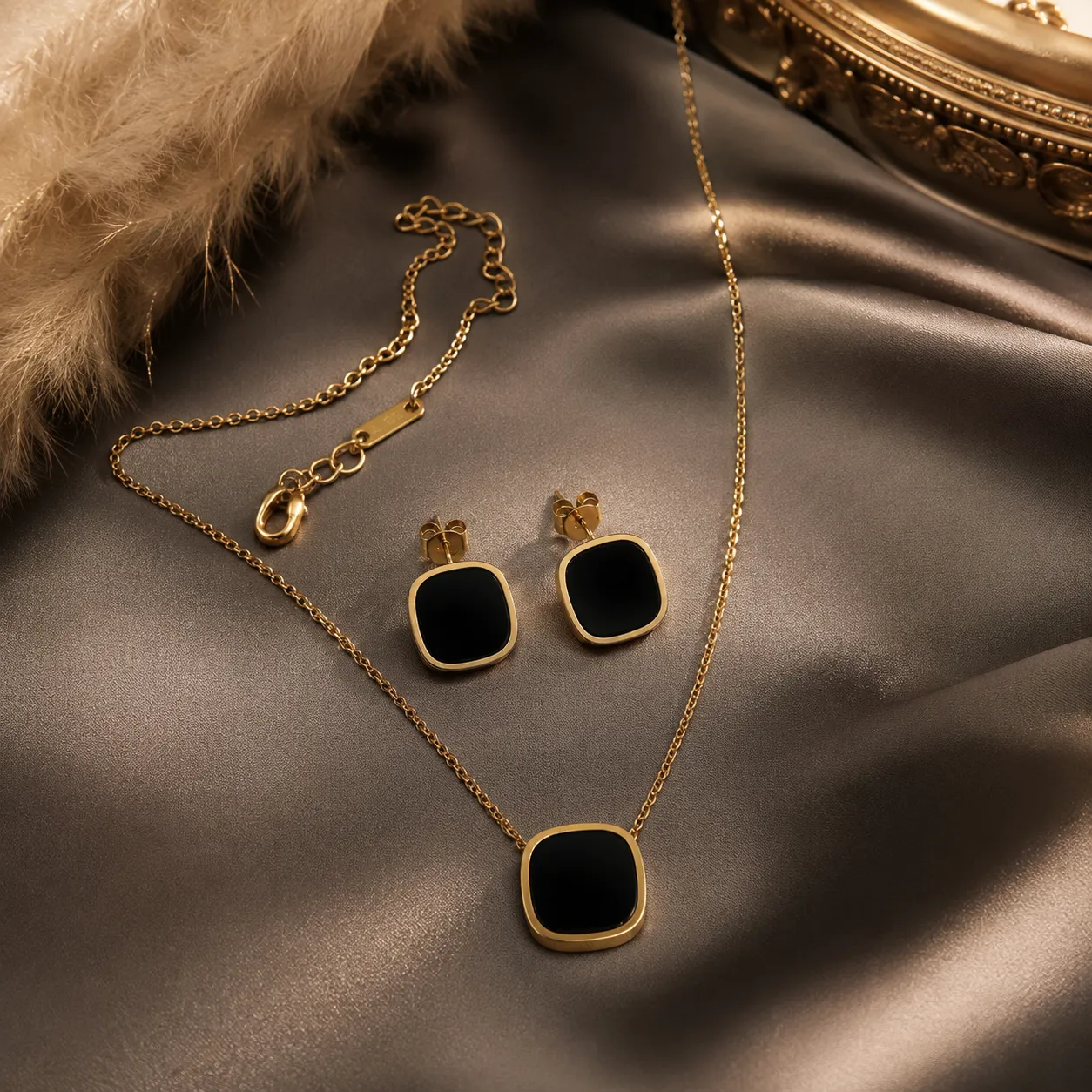 Noir Élan Pendant Necklace Set image 2