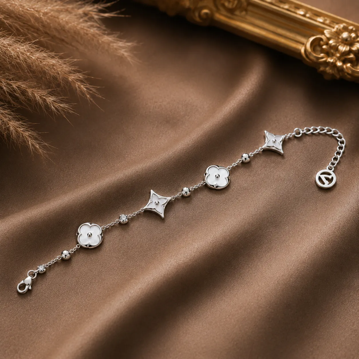 Lumière Pearl Clover Bracelet