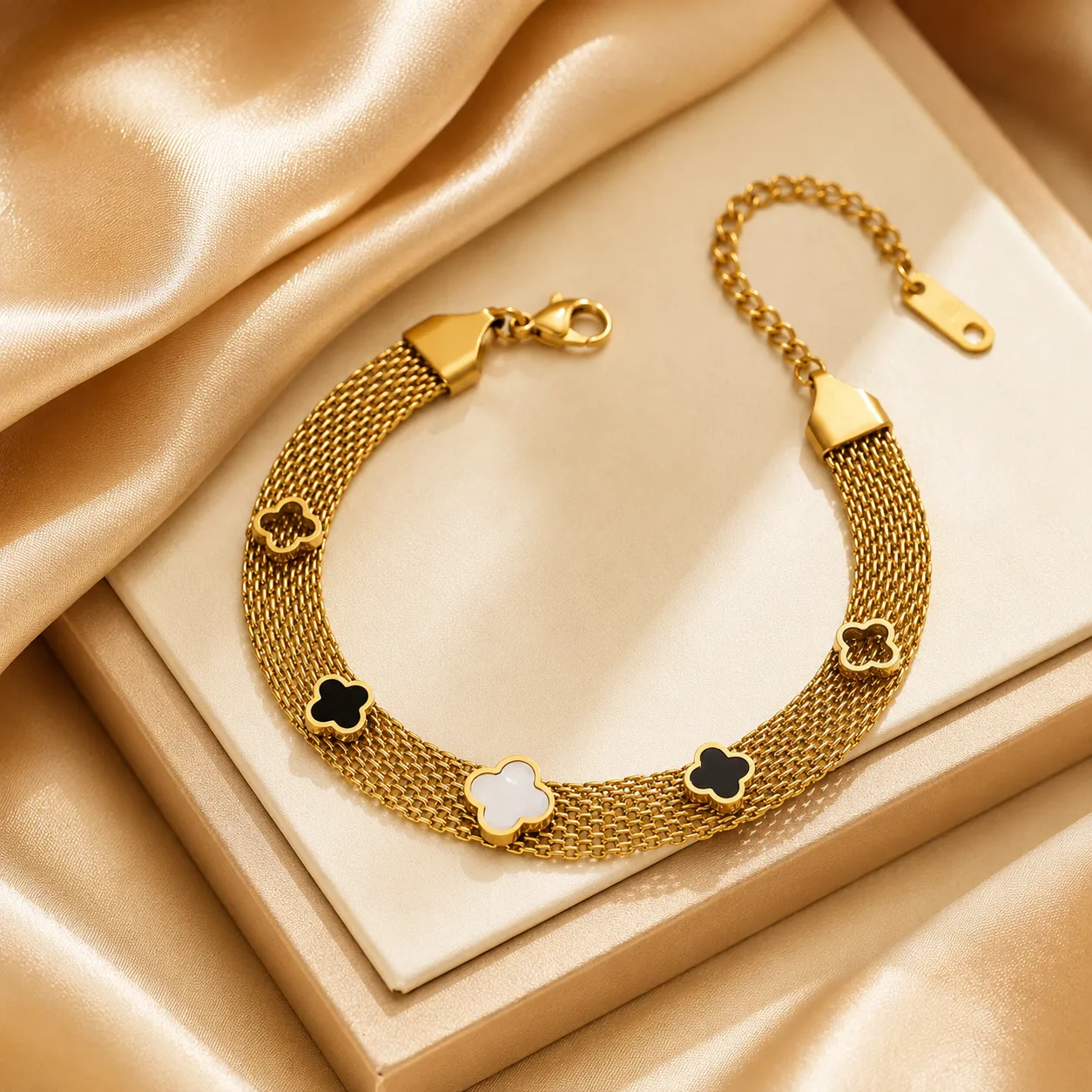 Clover Charm Gold Mesh Chain Bracelet